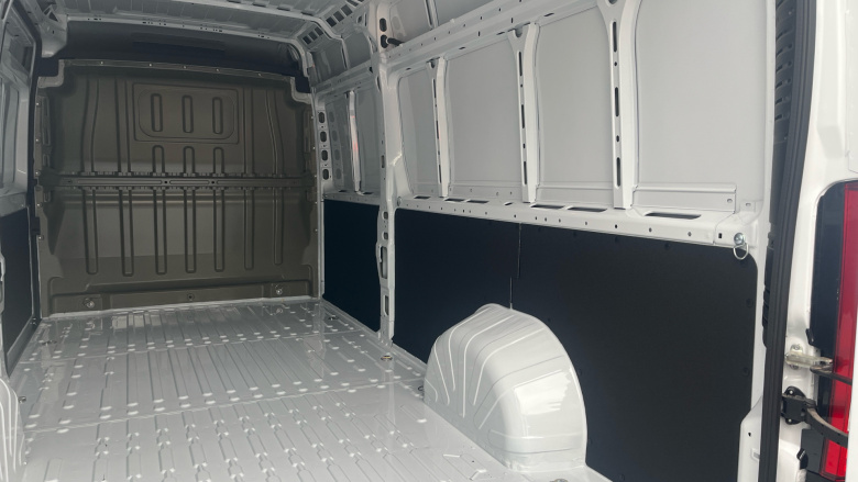 Peugeot Boxer 3500 Heavy L4 Diesel 2.2 BlueHDi 140 H2 Van Professional